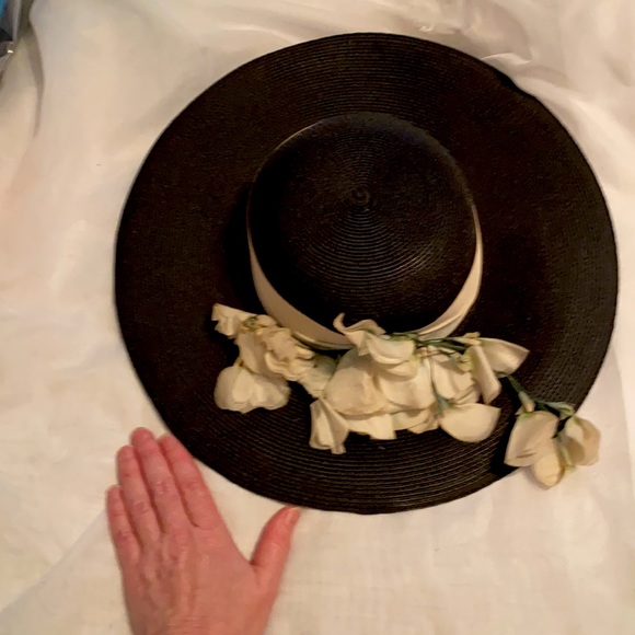 Black hat with white flowers - Picture 5 of 7